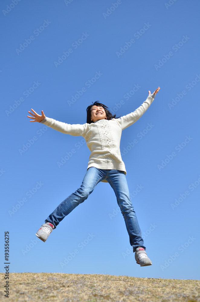 青空でジャンプする女の子 青空でジャンプする女の子