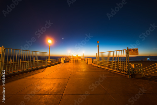 Fototapeta Naklejka Na Ścianę i Meble -  Manhattan Beach pier at night
