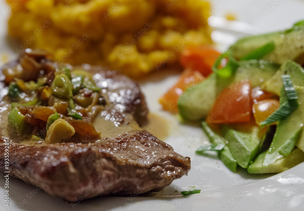 Steak mit Süßkartoffeln und Avocadosalat II Steak mit Süßkartoffeln und Avocadosalat II