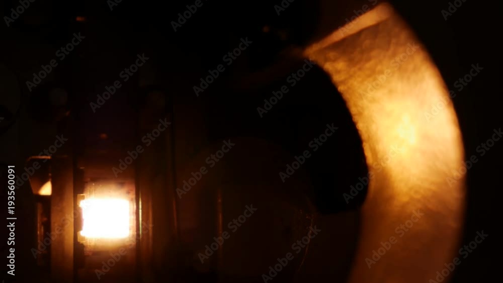 luces que genera un proyector antiguo de cine de 8mm