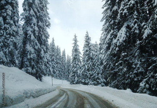 Verschneite Landschaft und winterliche Straße auf dem Jaufenpass in Südtirol