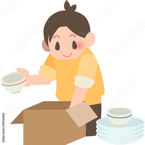 食器を梱包する男性