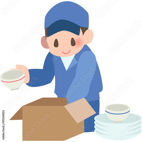 食器を梱包する作業員