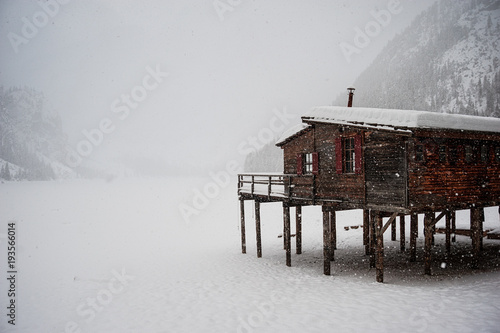 Il lago di Braies con la neve