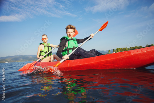 Couple with kayak © Photo-maxx