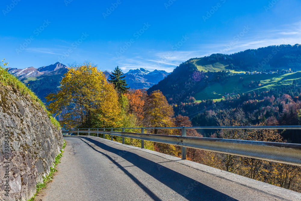 Bergstrasse im Herbst