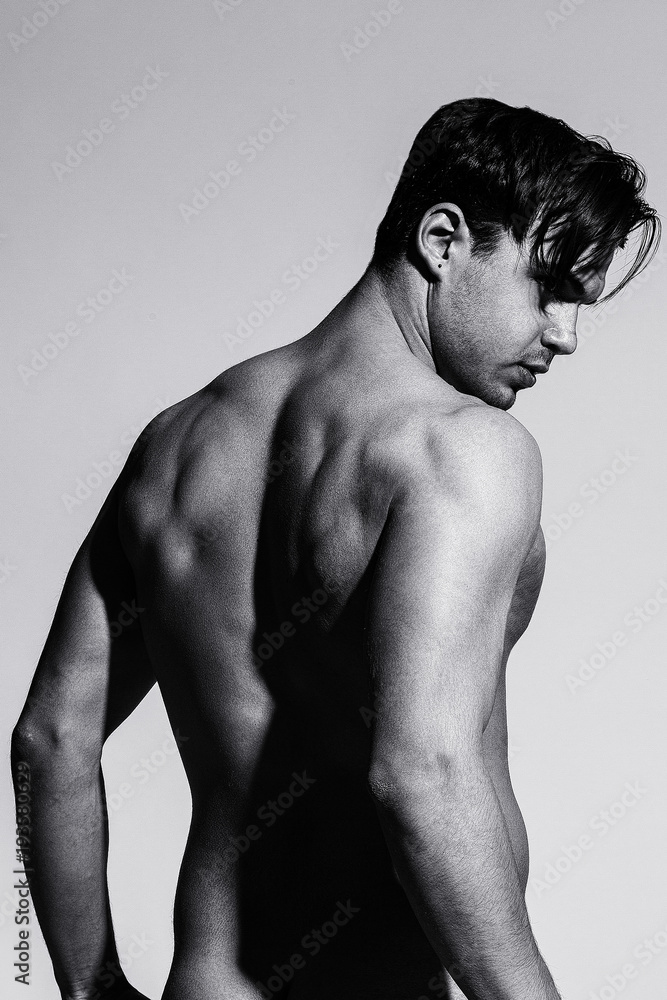 Fototapeta premium Homme musclé de dos en studio