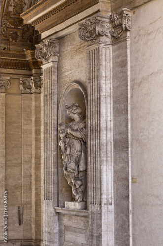Статуя Мадонны в нише базилики Святого Петра