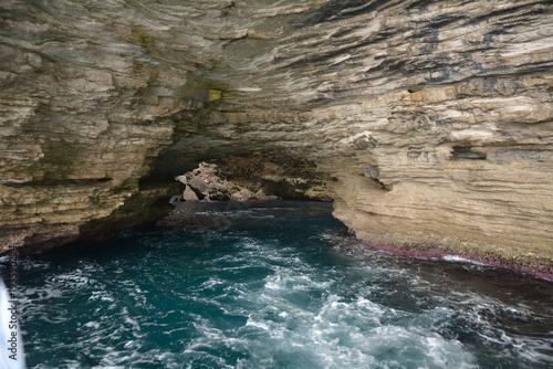 Corse, entrée d'une grotte.