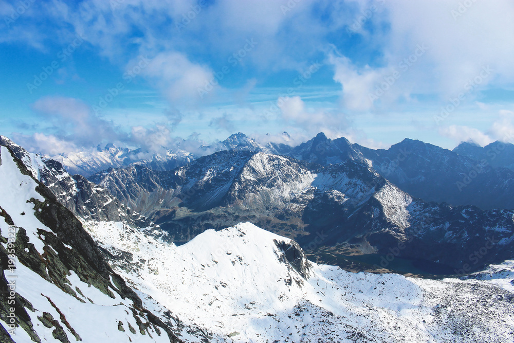 Widok ze Świnicy na zimowe Tatry w chmurach Widok ze Świnicy na zimowe Tatry w chmurach