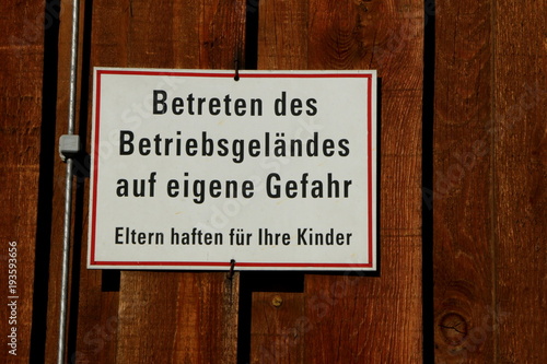 German Sign "Enter the premises at your own risk" , Schild in einem Betriebsgelände