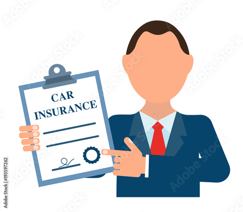 Бизнесмен держит в руке документ с надписью " Страхование автомобиля"