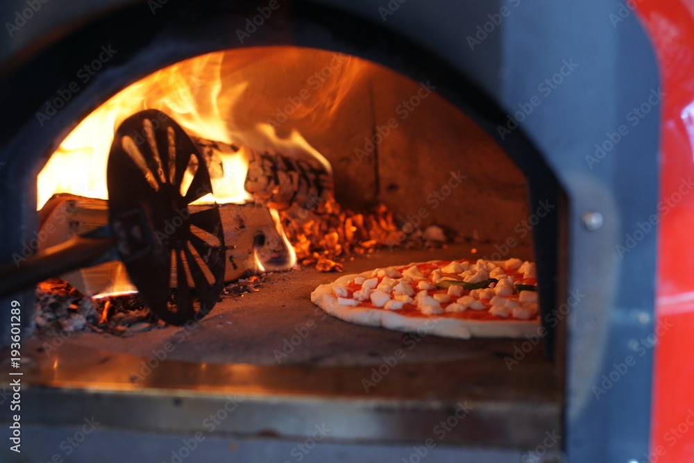 Obraz premium Neapolitan pizza in a wood stove