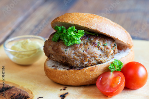 Brötchen mit Frikadelle