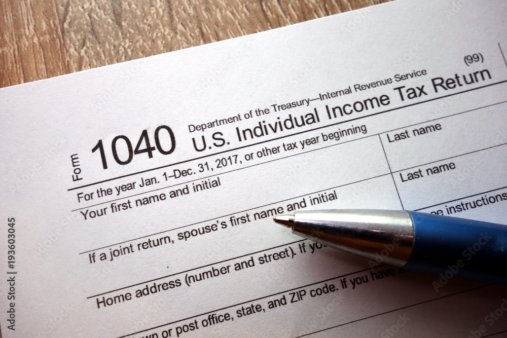 Obraz premium 1040 tax form and pen