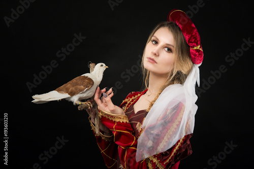 Foto Portret dama gołąb średniowieczny strój