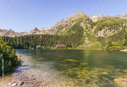 Krajobraz górski z jeziorem i schroniskiem turystycznym. Popradzkie jezioro w Słowackich Tatrach. photo