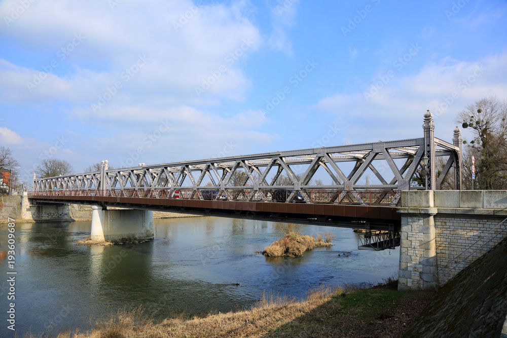 Zabytkowy most nitowany w Brzegu nad rzeką Odrą. Zabytkowy most nitowany w Brzegu nad rzeką Odrą.