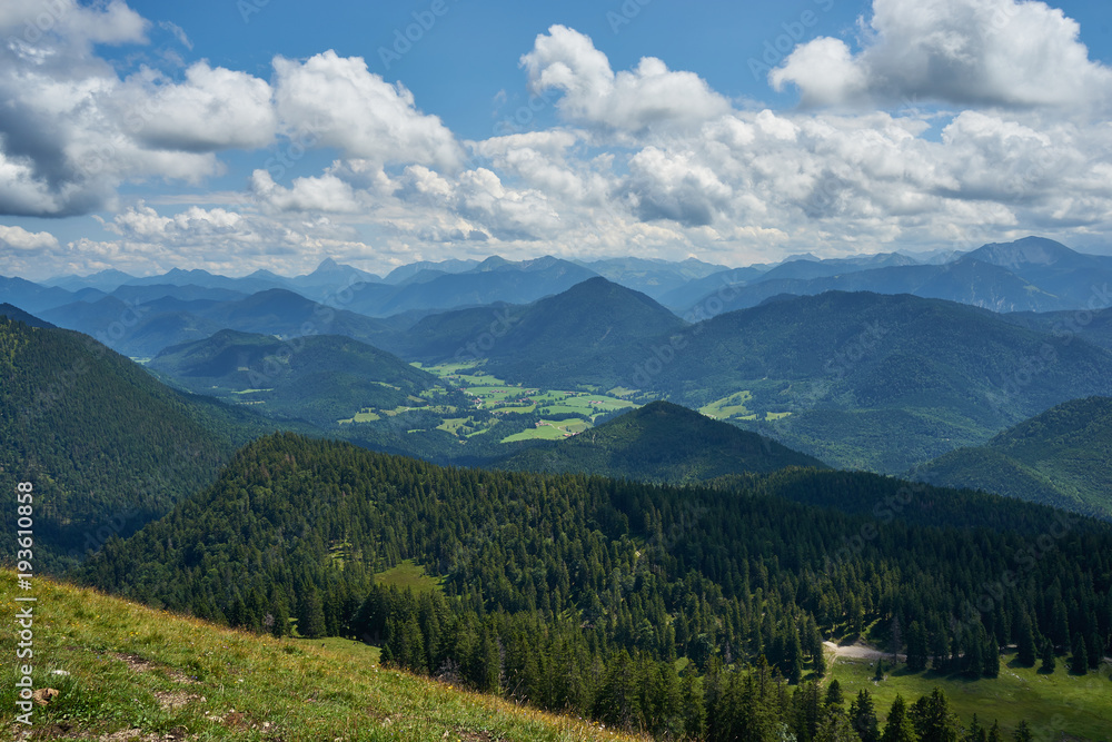 Fototapeta panoramiczny widok na Alpy Bawarskie z Jachenau pod głębokim błękitnym niebem z białymi chmurami