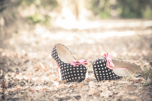 chaussures à talons féminine nature bois petits pois rose noir et blanc a pois © Celine