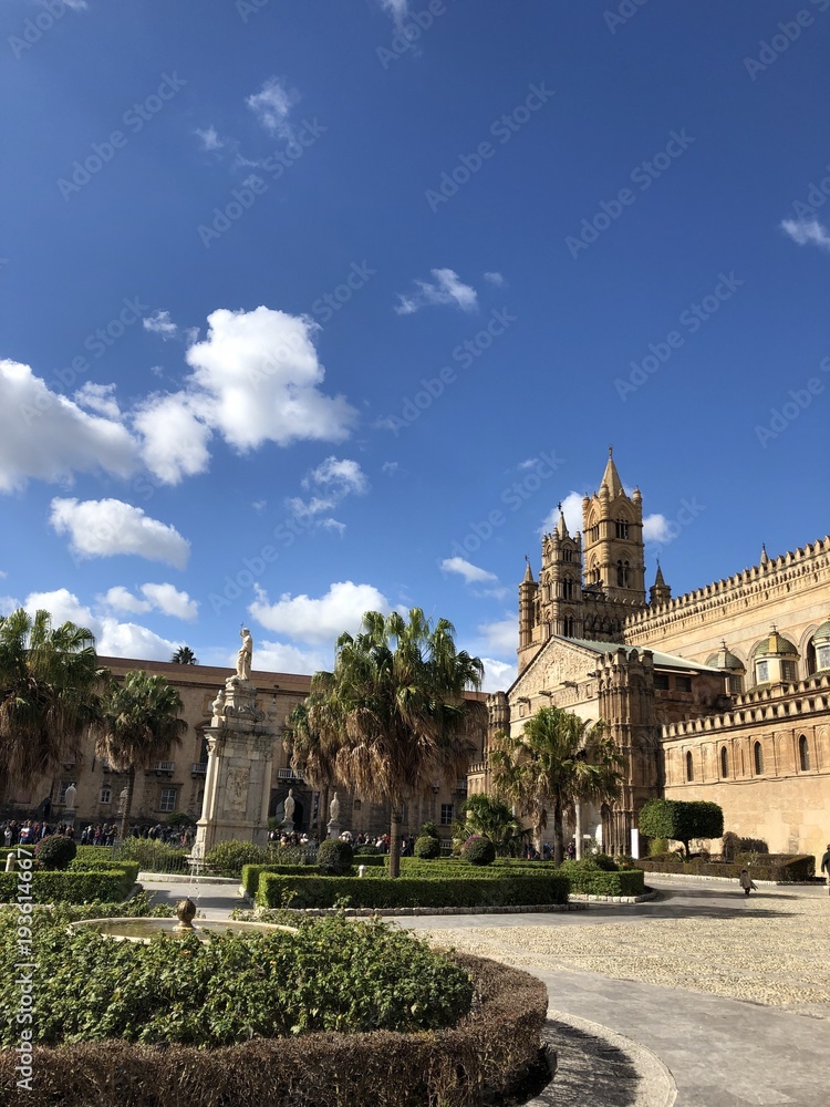 Piazza e cattedrale di Palermo con il sole, Sicilia, Italia