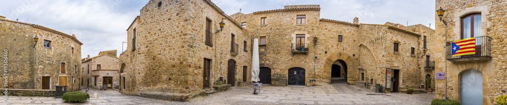 Panoramique de la Plaza Major du village de Pals en Catalogne, Espagne