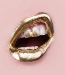 Canvas schilderij Fashion lippen Gouden lippen en tanden make-up  © Tverdokhlib