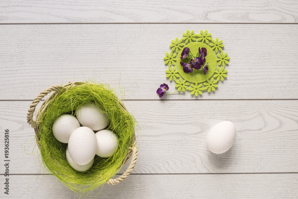 uova di pasqua bianche o colorate confettate con fiori su fondo bianco  Stock Photo | Adobe Stock