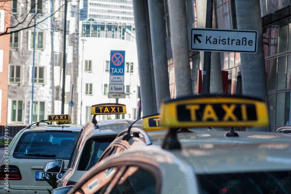 Obraz premium Taksówki czekają na pasażerów w Düsseldorfie