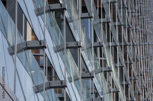 Graue Metall- und Glasfassade eines Bürogebäudes 