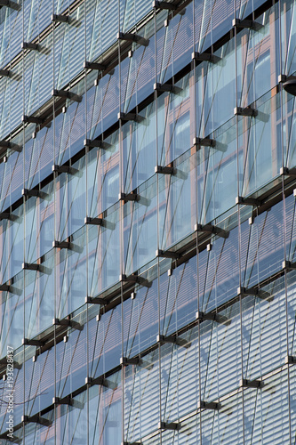 Graue Metall- und Glasfassade eines Bürogebäudes 