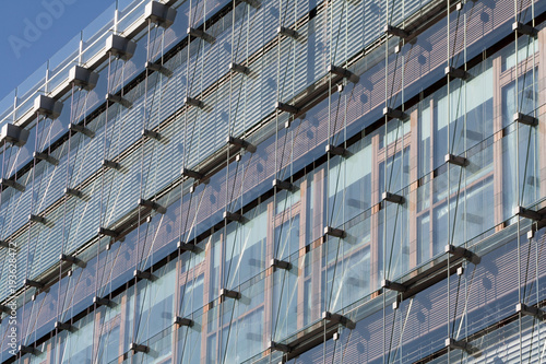 Graue Metall- und Glasfassade eines Bürogebäudes 