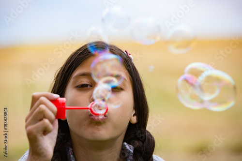 Kind macht Seifenblasen