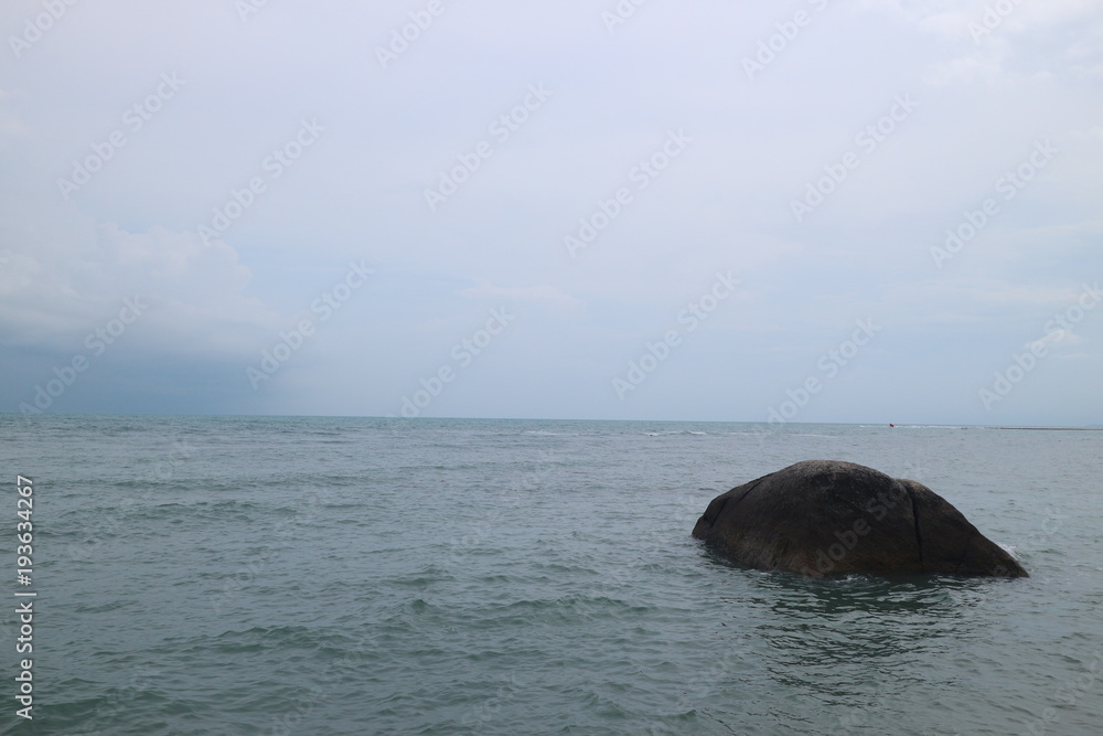 Obraz premium stein im meer fels in der brandung 