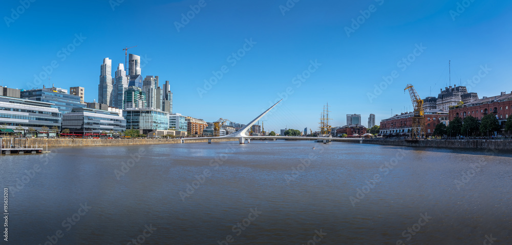 Fototapeta premium Plac San Martin (Plaza San Martin) i Monumental Tower (Torre Monumental) w regionie Retiro - Buenos Aires, Argentyna