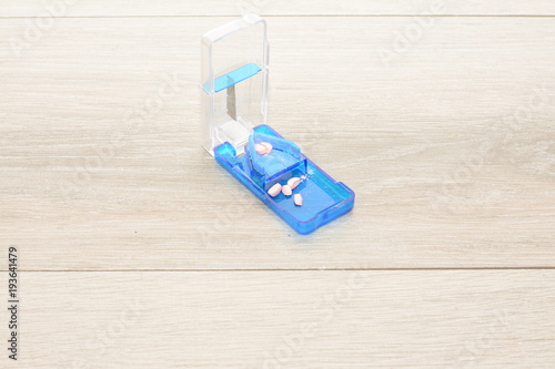 Pill splitting device