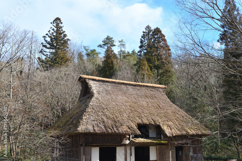 茅葺屋根の民家