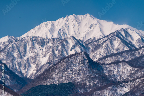 伯耆大山の剣が峰北壁の冬景色と雪と青空
