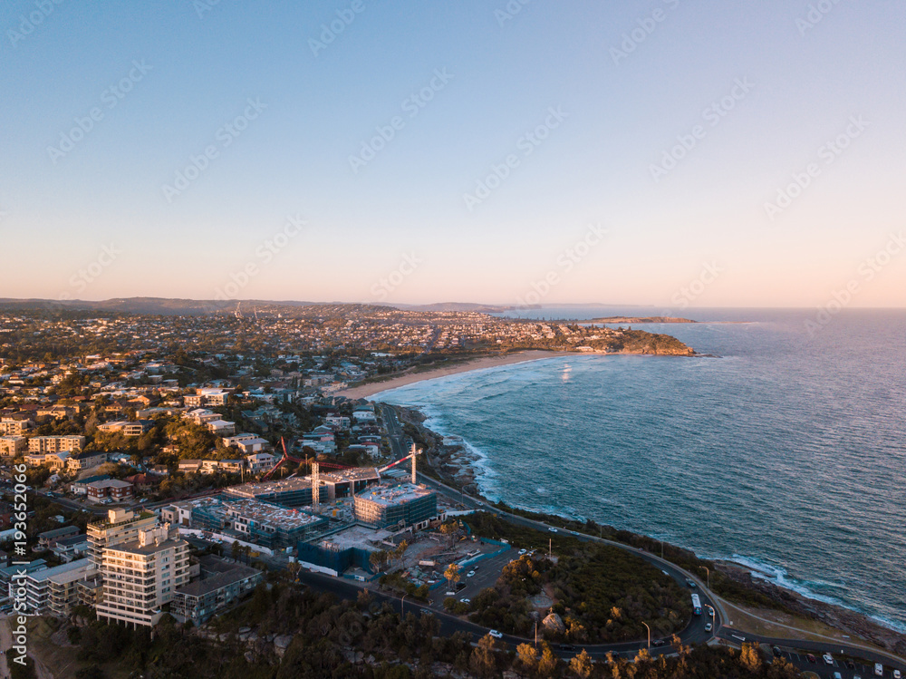 Obraz premium Aerial view of Curl Curl Beach, NSW under the golden light.