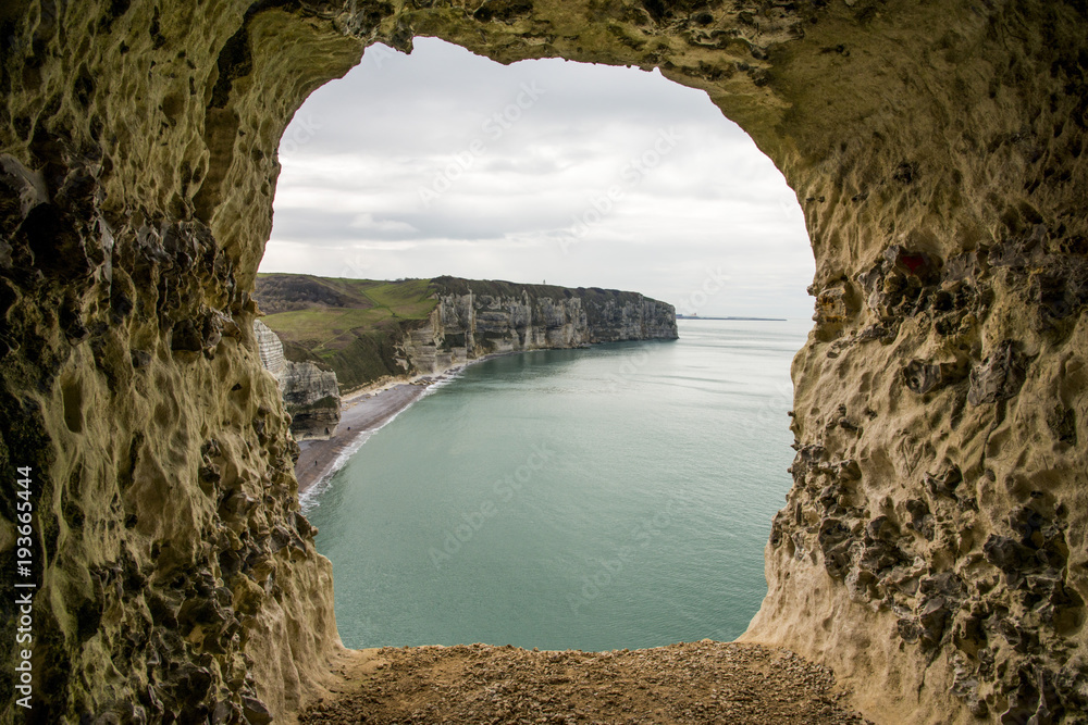CAVITE DANS LA FALAISE D' ETRETAT, CAVITY IN ETRETAT CLIFF