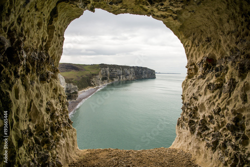 Obraz na płótnie CAVITE DANS LA FALAISE D' ETRETAT, CAVITY IN ETRETAT CLIFF w salonie