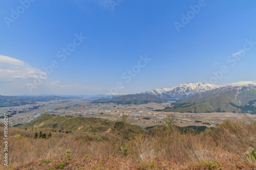  春の坂戸城跡の山頂から見た風景