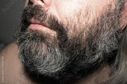 Седые борода и волосы мужчины