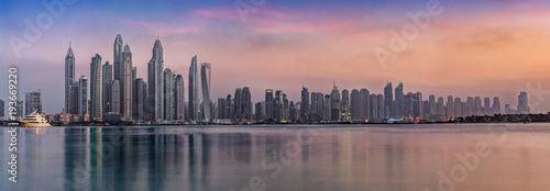 Die beleuchtete Skyline von Dubai bei Sonnenuntergang © moofushi