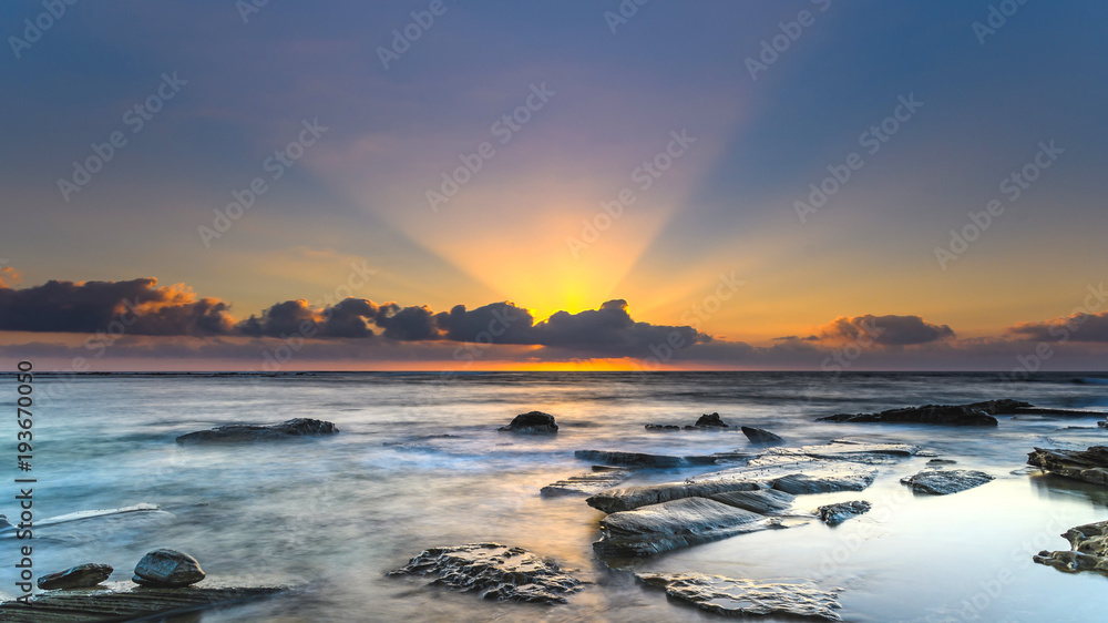 Obraz premium Sunrise Seascape and Sun Rays