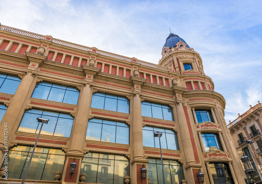 Fototapeta premium Immeuble barcelonais, Barcelone, Catalogne en Espagne