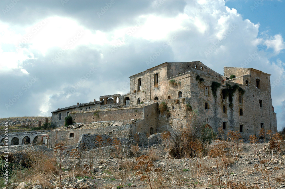 Vestiges d'habitations fortifiées sur la route de Caltanissetta, ciel orageux, Sicile