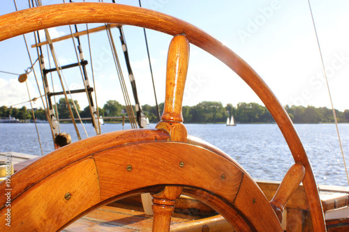 Altes h  lzernes Lenkrad vom Segelschiff