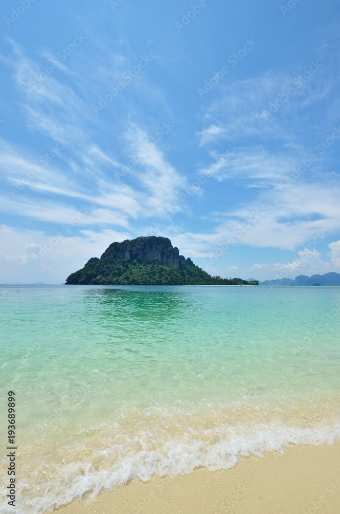 Fototapeta premium Paradise, Thailand sea with clear blue sky background