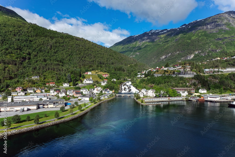 Hellesylt in Norwegen – die berühmte geteilte Ortschaft / Panorama Ansicht vom Fjord aus